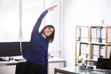 Flacher Bauch im Büro: Mit diesem Schreibtisch-Workout purzeln die Kilos