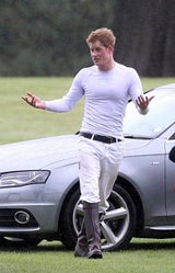Im engen Shirt: Prinz Harry zeigt seinen Body