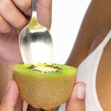 Kiwi mit nur einem Handgriff von Schale befreien