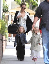 Angelina Jolie: Unterwegs mit den Zwillingen und Oma Jane