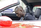 Mario Balotelli fährt Ferrari
