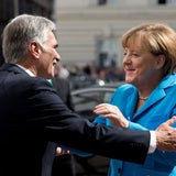 Hier busselt sich Merkel durch Wien
