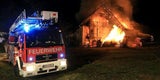 Feuerwehr rettet Familie aus brennendem Haus