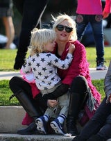 Stylisch: Stefani mit Kids im Park
