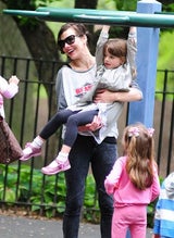 Milla Jovovich mit Tochter Ever Gabo im Park