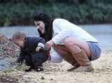 Selma Blair spielt mit ihrem Sohn im Park