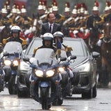 Francois Hollande wird bis auf die Haut nass
