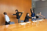 Flacher Bauch im Büro: Mit diesem Schreibtisch-Workout purzeln die Kilos