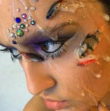Visagistin macht Make-Ups mit toten Fischen