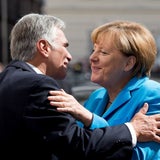 Hier busselt sich Merkel durch Wien