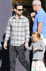 Tobey Maguire: Spaziergang mit Frau & Kids