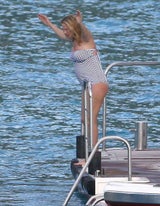 Uma Thurman: Zeigt Bauch im Yacht-Urlaub