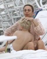 Lilly Becker relaxt mit Sohn Amadeus in Miami