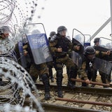 Flüchtlinge stürmen Grenzübergang