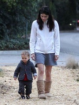 Selma Blair spielt mit ihrem Sohn im Park