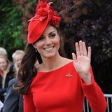 Kate trotzt Schlechtwetter in rotem Kleid von Sarah Burton