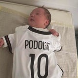Lukas Podolski: Tochter Maya im Nationaldress