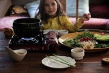 5-jährige isst Essen aus ALLEN Ländern der Welt