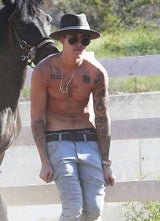 Justin Bieber reitet ohne Shirt