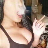 Nackte Frauen posten Marihuana-Fotos