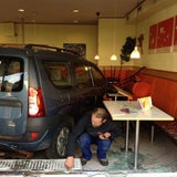 Mit dem Auto ins Lokal gekracht