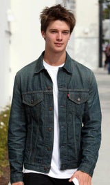 Patrick Schwarzenegger modelt oben ohne