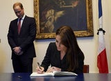 Herzogin Kate & Prinz William tragen sich ins Kondolenzbuch ein