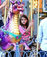 Suri Cruise rockt das Karussell