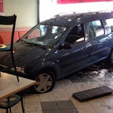 Mit dem Auto ins Lokal gekracht