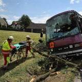Autobus mit vier Kindern verunglückt