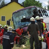 Autobus mit vier Kindern verunglückt