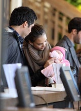 Jessica Alba: Weihnachts-Shopping mit ihren süßen Mädchen