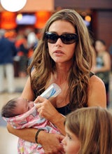 Denise Richards unterwegs mit Baby Eloise