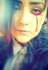 Dieses Mädchen weint Blut