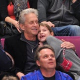 Douglas strahlt mit Tochter um die Wette