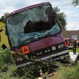 Autobus mit vier Kindern verunglückt