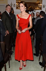 Herzogin Kate im roten Kleid