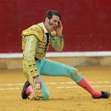 Torero auf Augenklappe getroffen