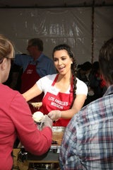 Kim Kardashian hilft Obdachlosenheim.