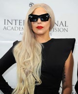 Lady Gaga hat ein Einhorn am Bein