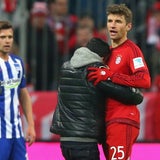 Flitzer umarmt Bayern-Star Müller