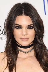 Kendall Jenner im schwarzen ZwEiteiler