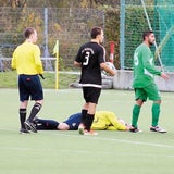Hier schlägt Spieler Schiri k.o.