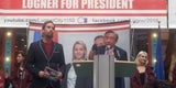 Spatzi flüchtet bei Lugners Wahlkampf-Start