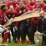 Alaba mit Bierdusche für Guardiola