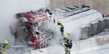 A9 gesperrt: Gefahrengut-Transporter in Flammen