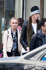 Lily Rose Depp spaziert mit Bad Boy-Freund