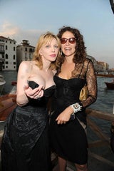 Courtney Love: Tattoo am Busen