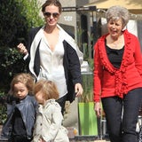 Angelina Jolie: Unterwegs mit den Zwillingen und Oma Jane
