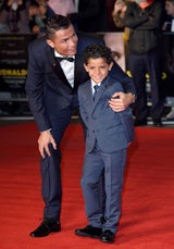 Cristiano Ronaldo knuddelt mit Sohn bei Premiere